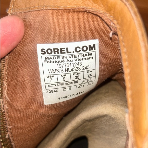 Sorel women’s Tan Ankle Boots with Black Sole - Picture 10 of 14